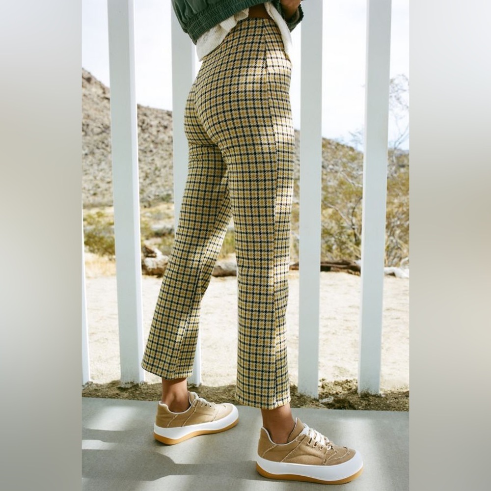 Urban Outfitters Cara High-Waisted Pattern Kick Flare Pant
Sz small EUC yellow
